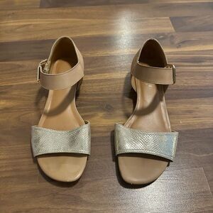 Extra Wide Women’s Sandals / Naturalizer